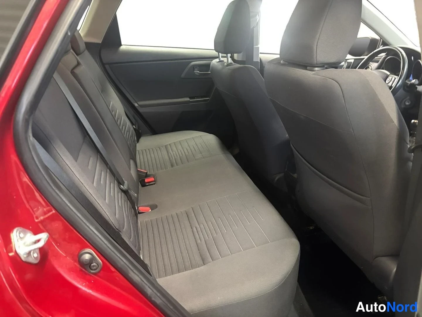 Punainen Toyota Auris Touring Sports 2018, takaistuimet, kuva 14