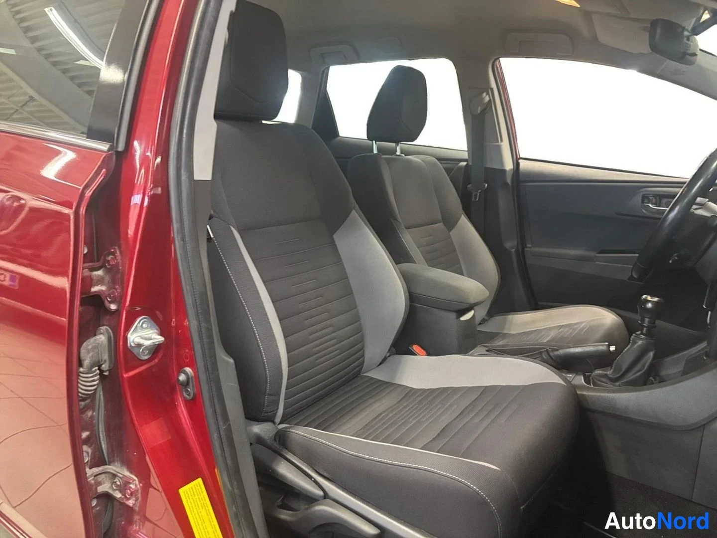 Punainen Toyota Auris Touring Sports 2018, etuistuimet, kuva 12