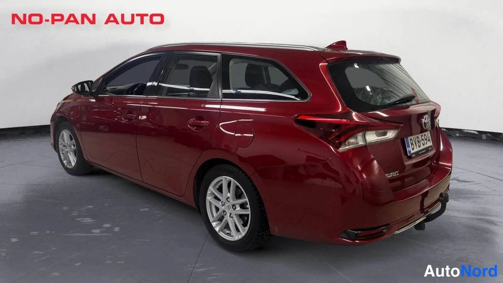 Punainen Toyota Auris Touring Sports 2018, takaviisto, kuva 6