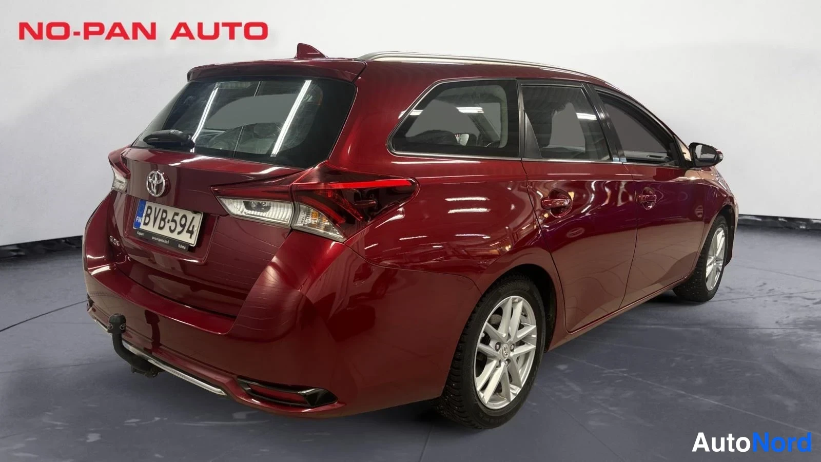 Punainen Toyota Auris Touring Sports 2018, takaviisto, kuva 7