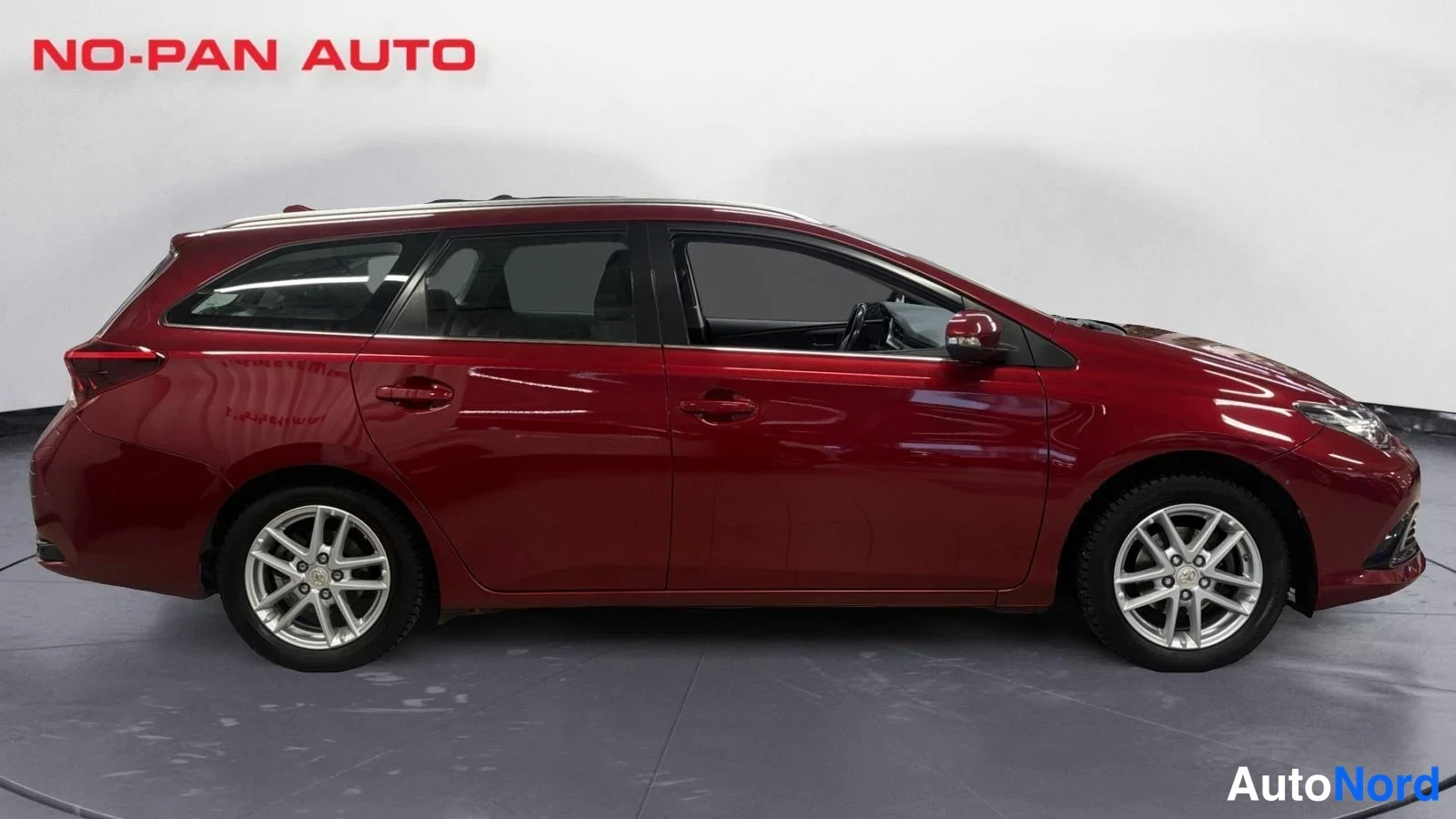Punainen Toyota Auris Touring Sports 2018, sivulta, kuva 5