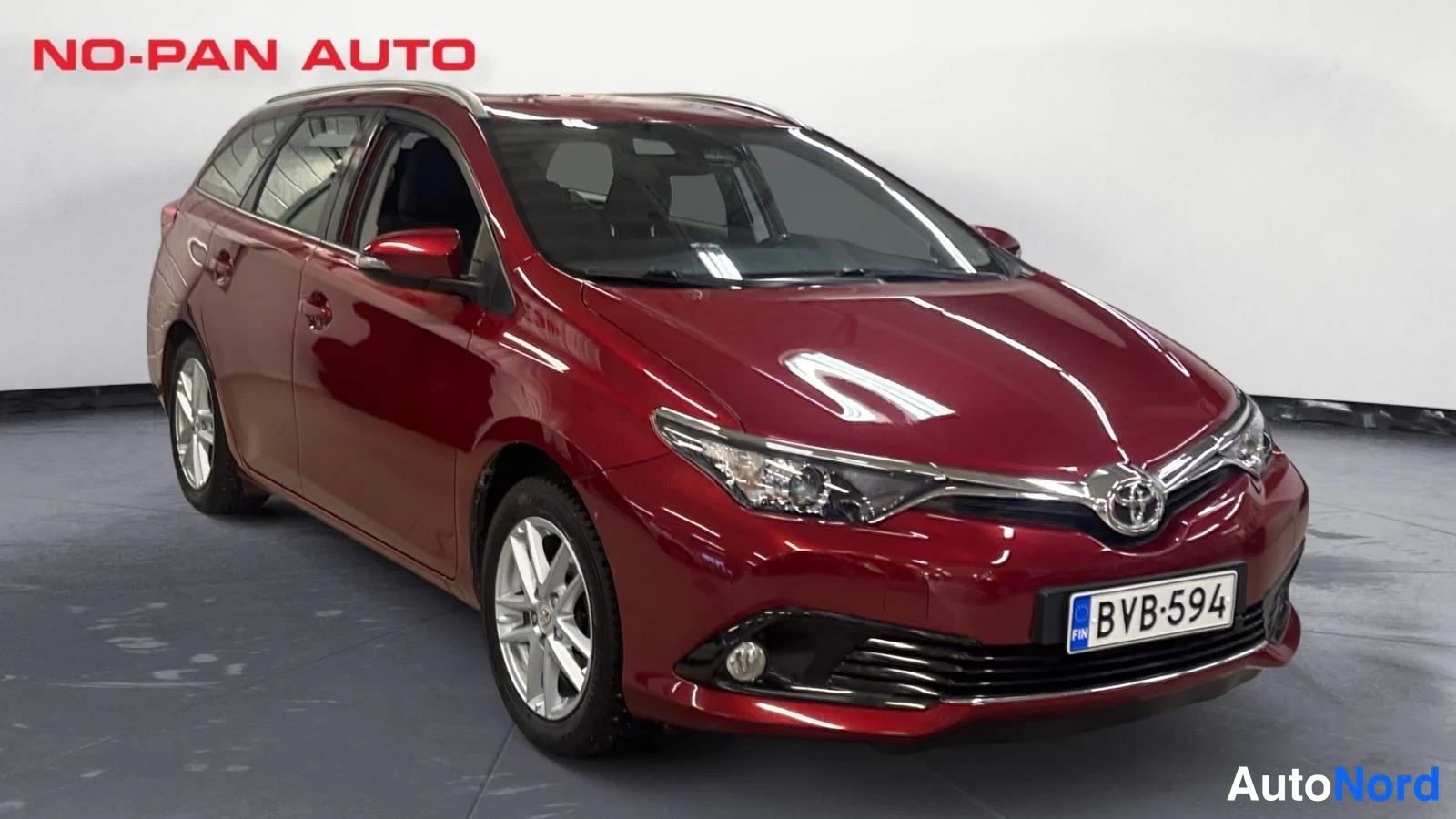 Punainen Toyota Auris Touring Sports 2018, etuviisto, keula oikealle, kuva 3
