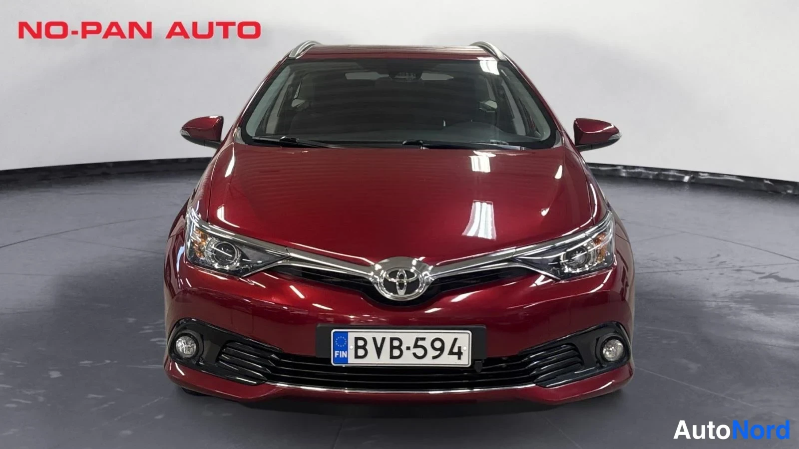 Punainen Toyota Auris Touring Sports 2018, edestä, kuva 4