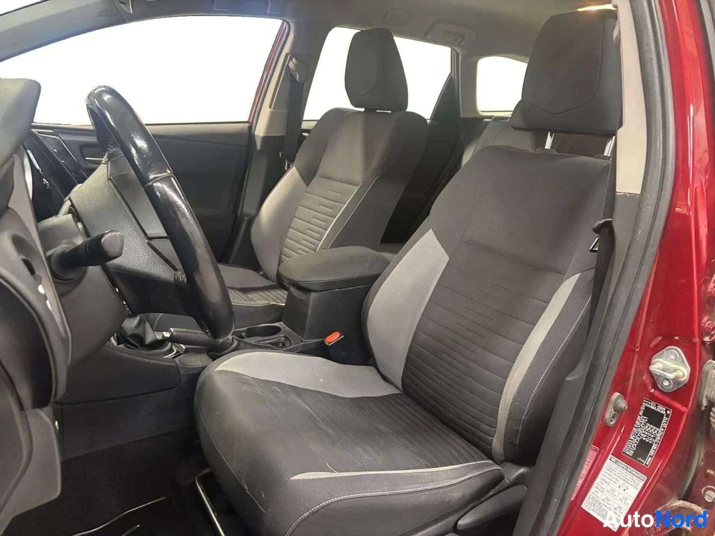 Punainen Toyota Auris Touring Sports 2018, etuistuimet, kuva 11