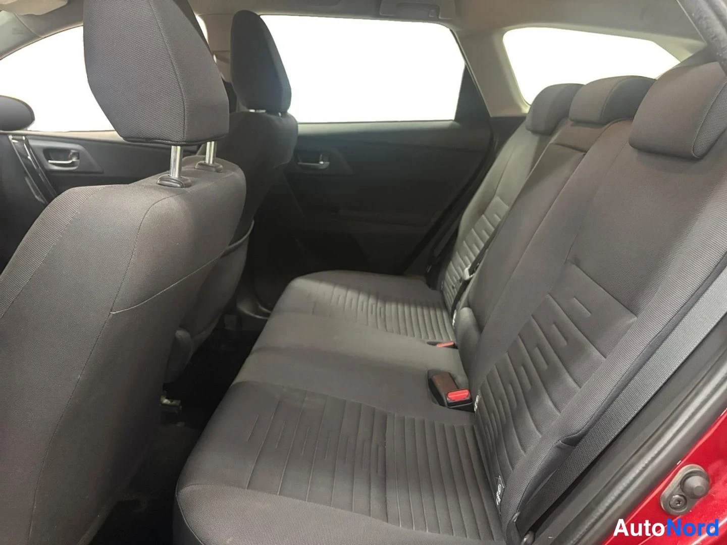 Punainen Toyota Auris Touring Sports 2018, takaistuimet, kuva 13