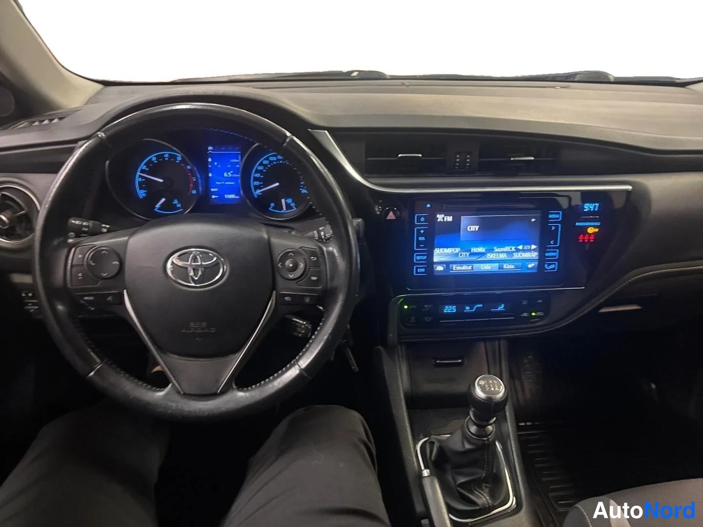 Punainen Toyota Auris Touring Sports 2018, ohjaamo, kuva 8