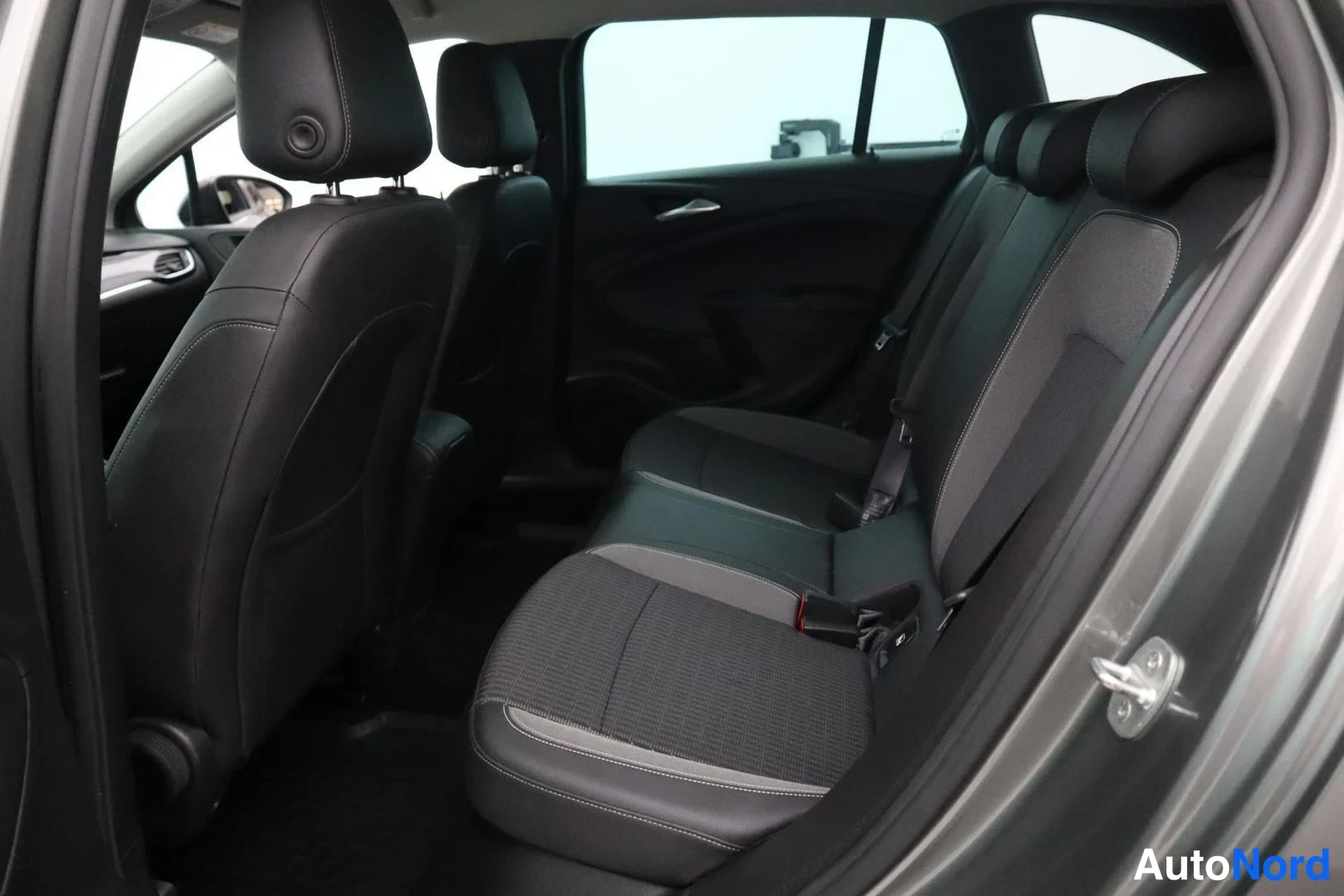 Harmaa Opel Astra Sports Tourer 2022, takaistuimet, kuva 14