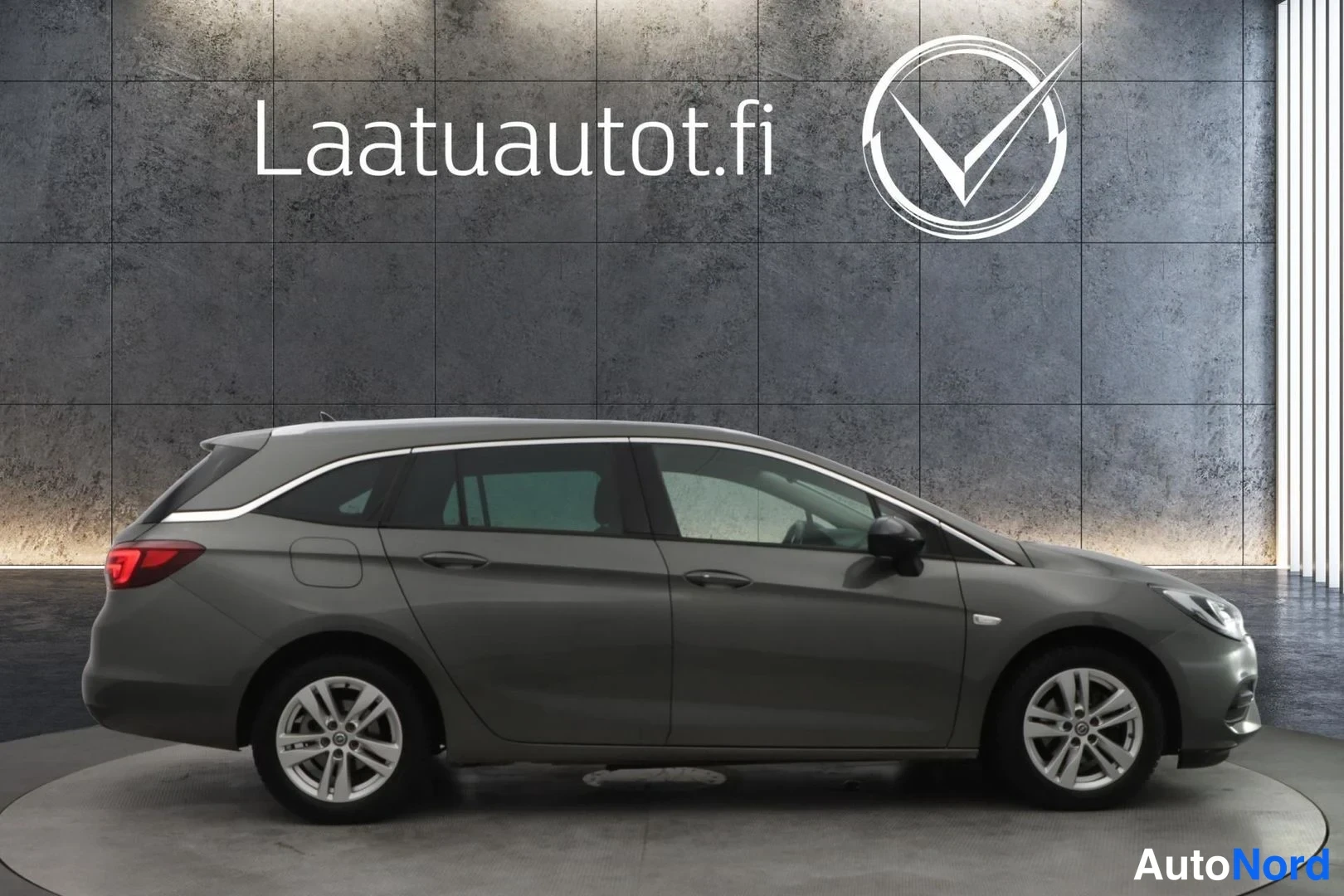 Harmaa Opel Astra Sports Tourer 2022, etuviisto, keula oikealle, kuva 4
