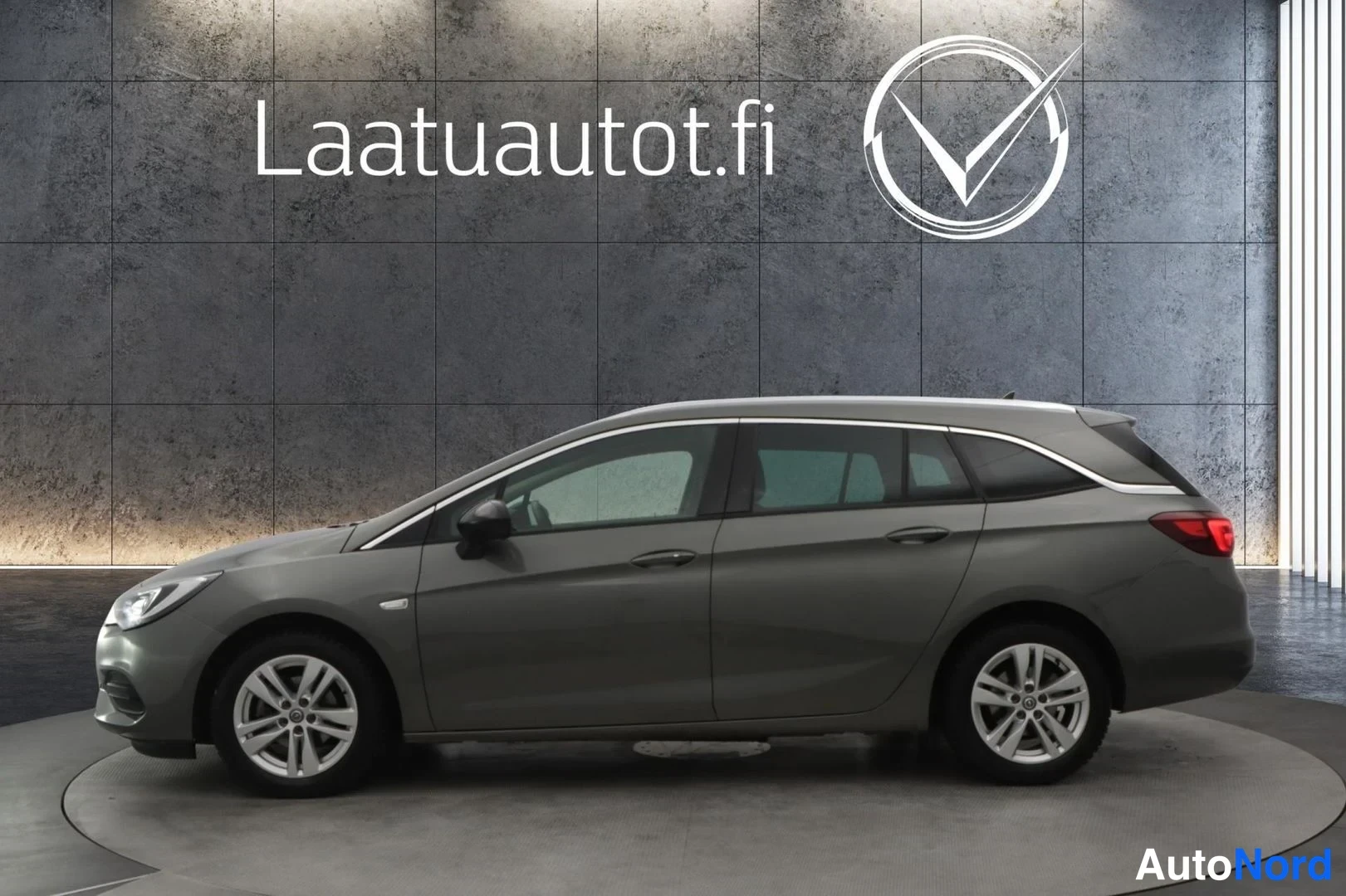 Harmaa Opel Astra Sports Tourer 2022, etuviisto, keula vasemmalle, kuva 2