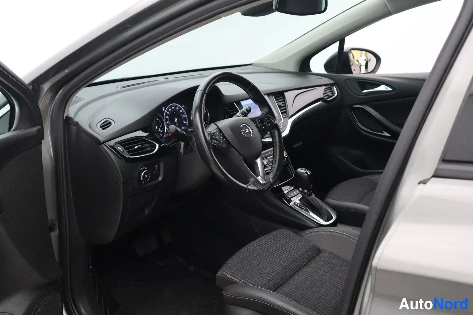 Harmaa Opel Astra Sports Tourer 2022, ohjaamo, kuva 9