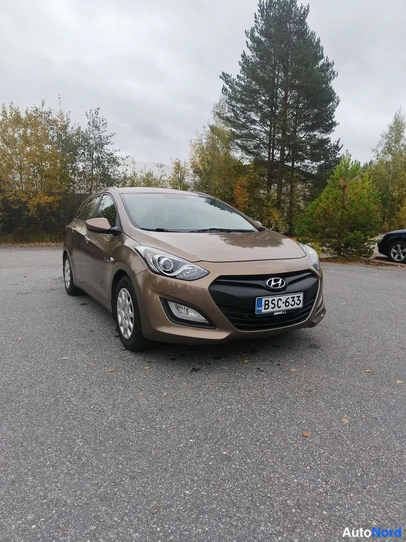 Ruskea Hyundai i30 2013, etuviisto, keula oikealle, kuva 3