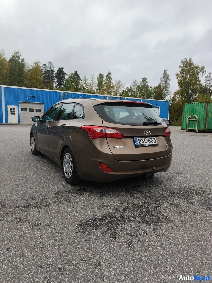 Ruskea Hyundai i30 2013, takaviisto, kuva 6