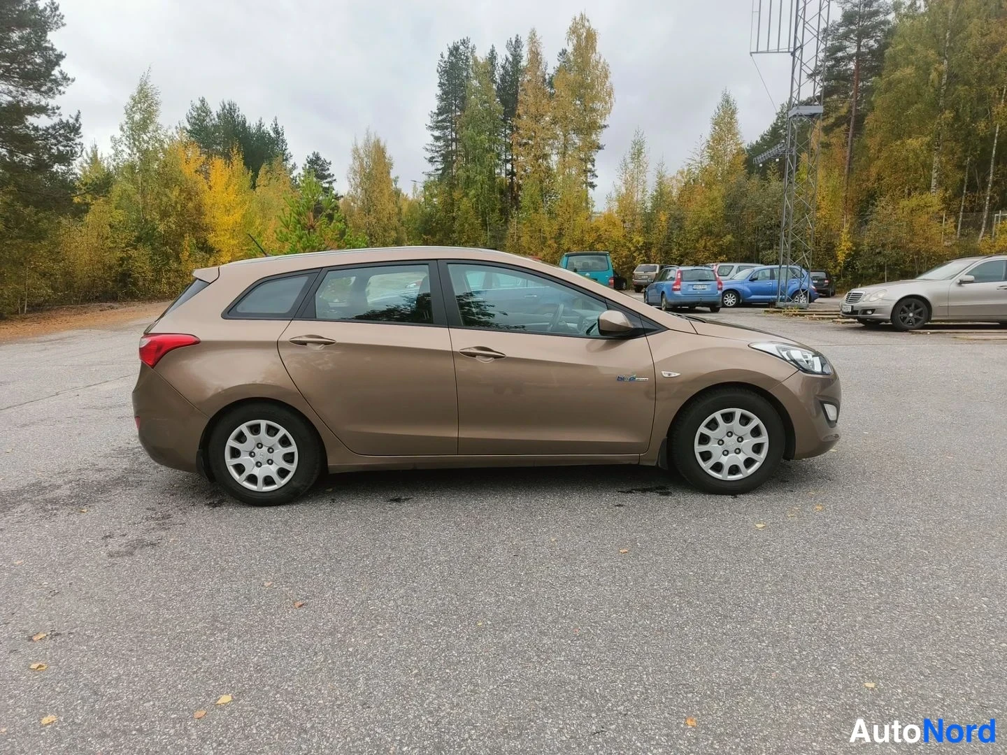 Ruskea Hyundai i30 2013, etuviisto, keula oikealle, kuva 2