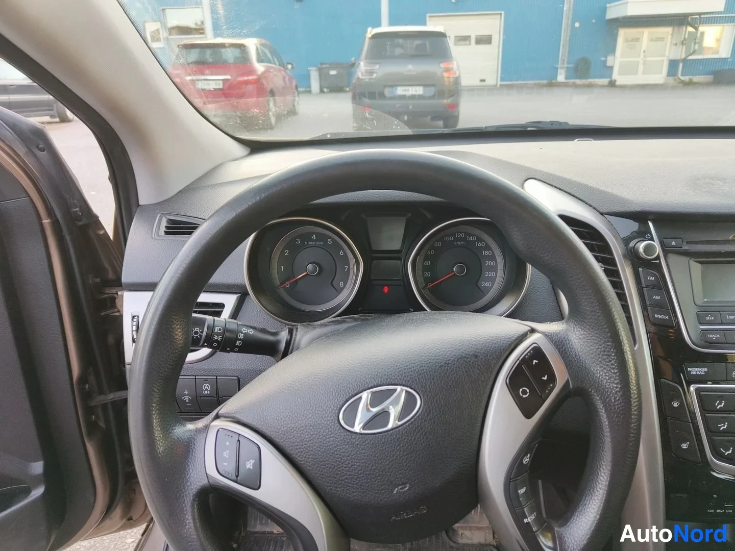 Ruskea Hyundai i30 2013, ohjaamo, kuva 7