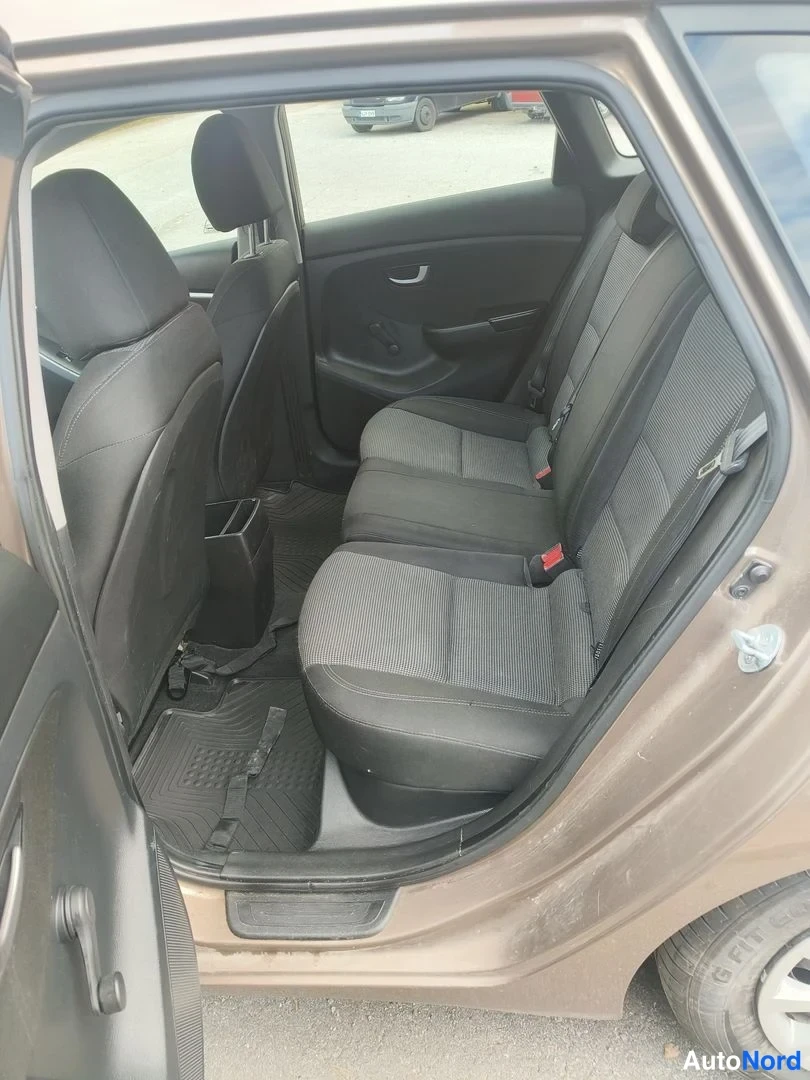 Ruskea Hyundai i30 2013, takaistuimet, kuva 10