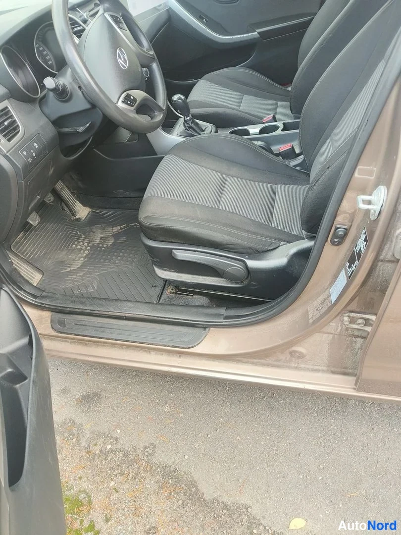 Ruskea Hyundai i30 2013, ohjaamo, kuva 9