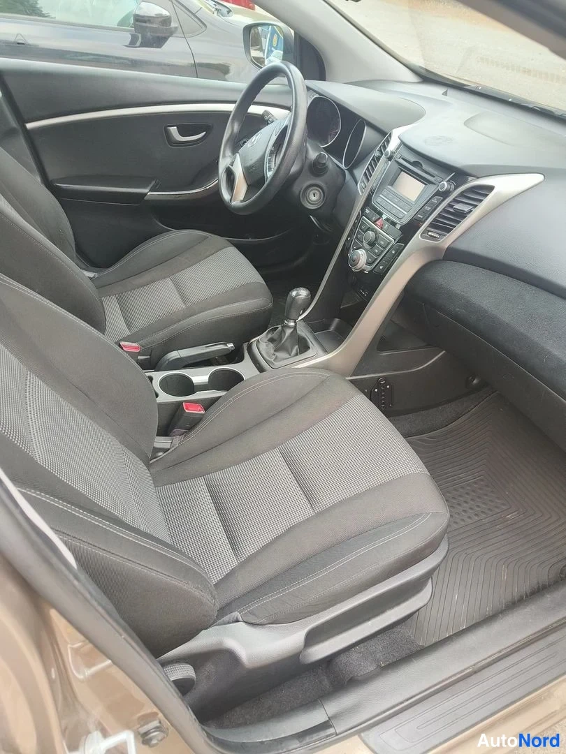 Ruskea Hyundai i30 2013, ohjaamo, kuva 8