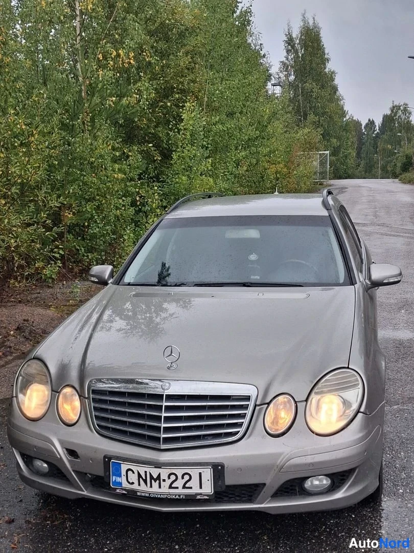 Harmaa Mercedes-Benz E  Farmari 2007, edestä, kuva 2
