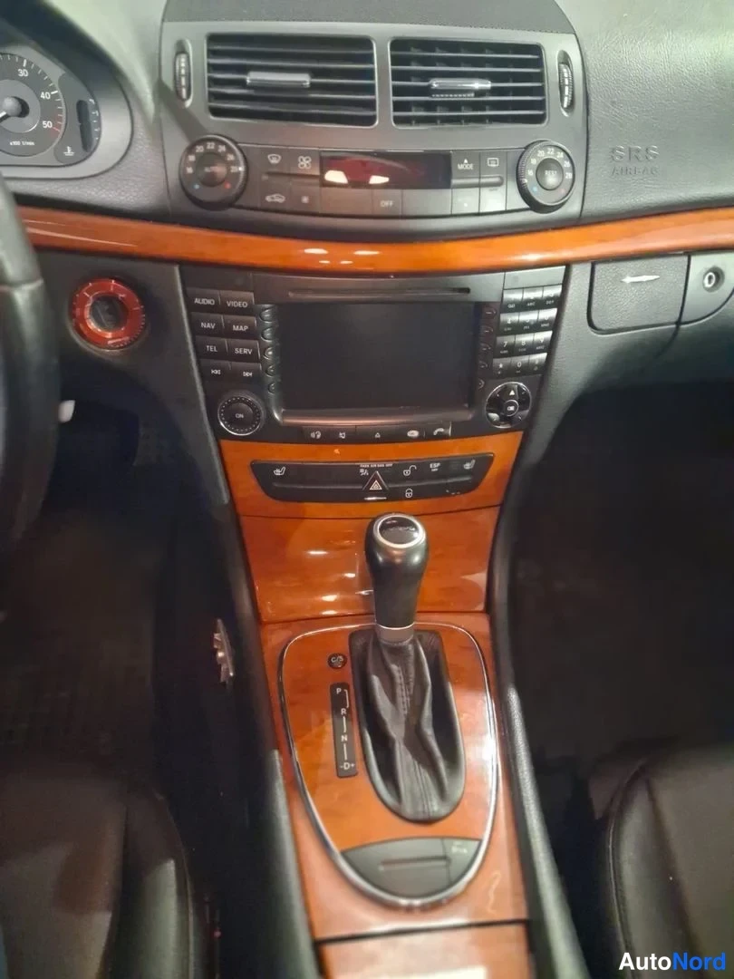 Harmaa Mercedes-Benz E  Farmari 2007, ohjaamo, kuva 3