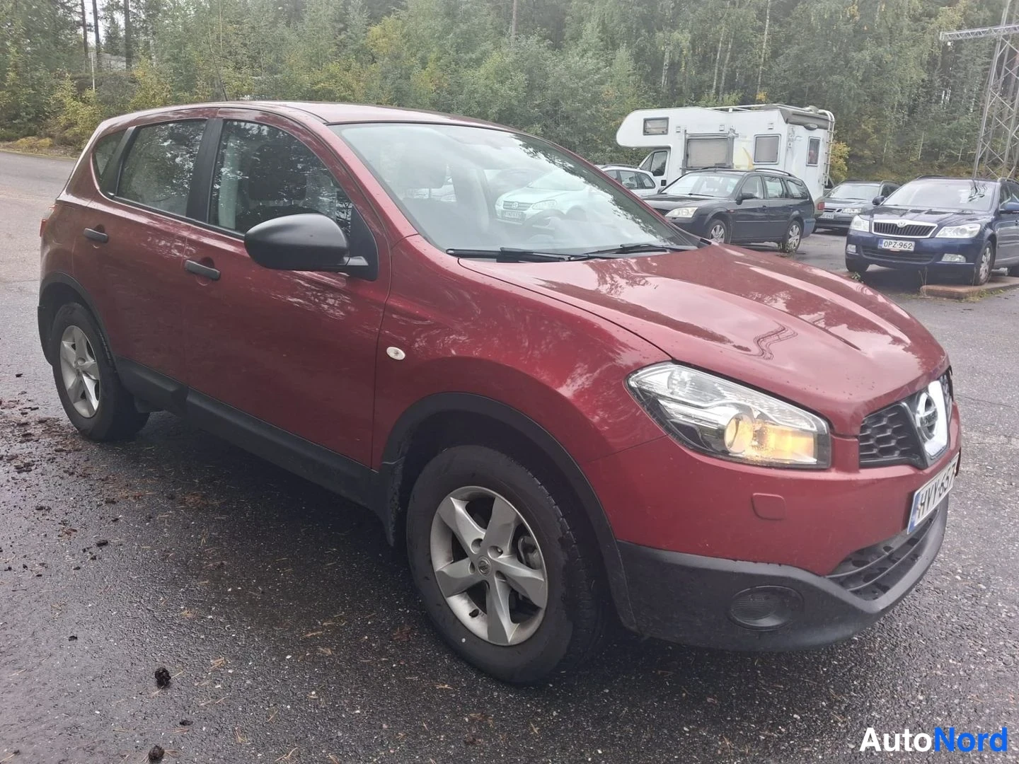 Punainen Nissan Qashqai 2011, etuviisto, keula oikealle, kuva 2