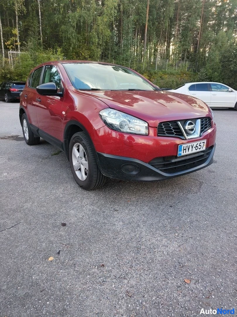 Punainen Nissan Qashqai 2011, etuviisto, keula oikealle, kuva 3
