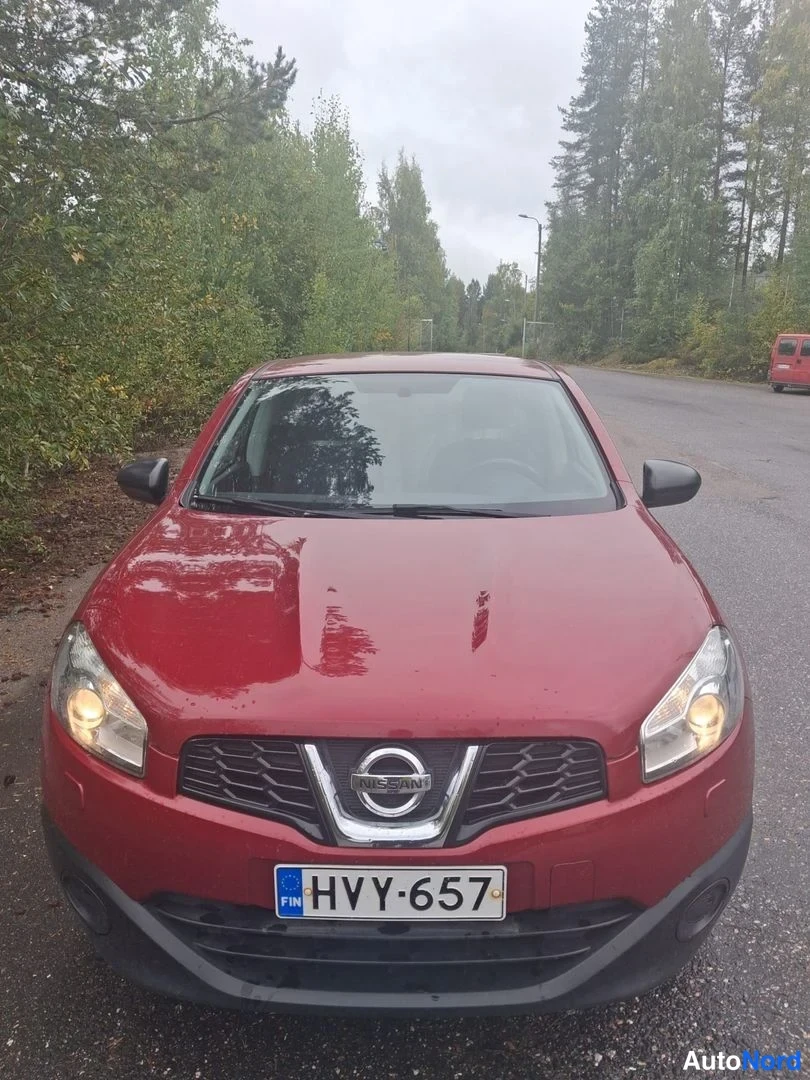 Punainen Nissan Qashqai 2011, edestä, kuva 4