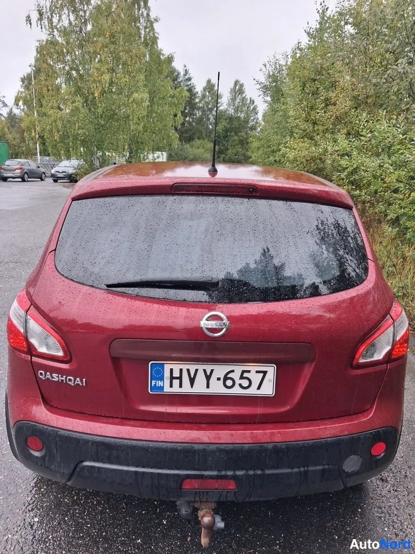 Punainen Nissan Qashqai 2011, takaa, kuva 7