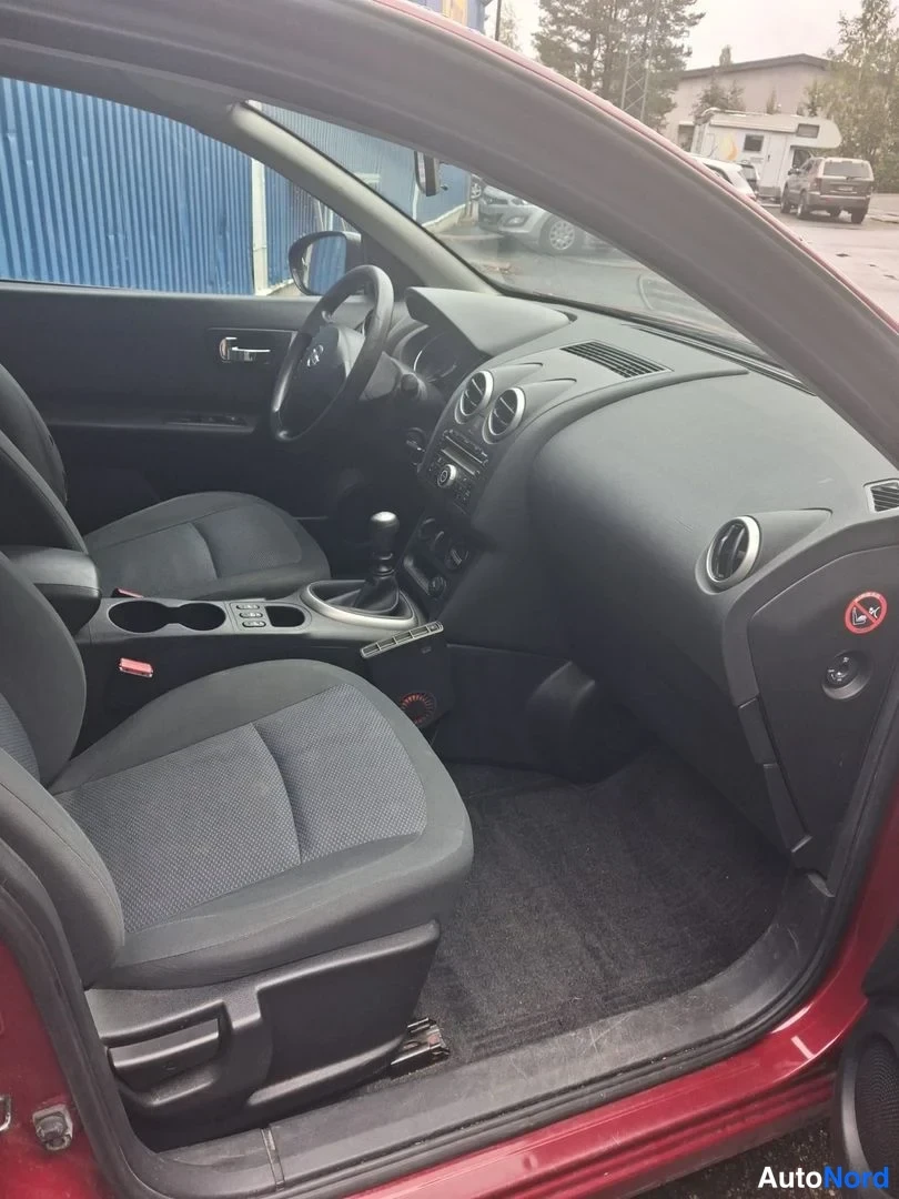 Punainen Nissan Qashqai 2011, ohjaamo, kuva 8