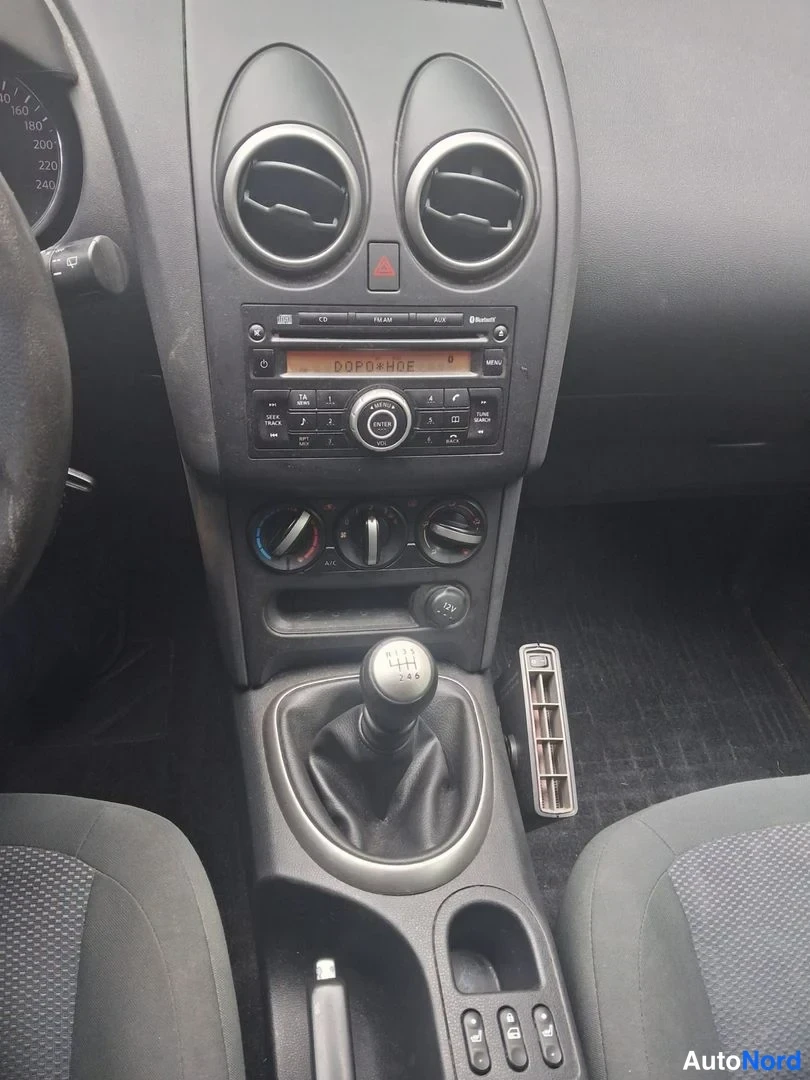 Punainen Nissan Qashqai 2011, ohjaamo, kuva 10
