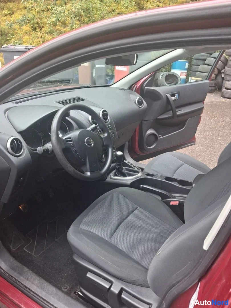 Punainen Nissan Qashqai 2011, ohjaamo, kuva 9