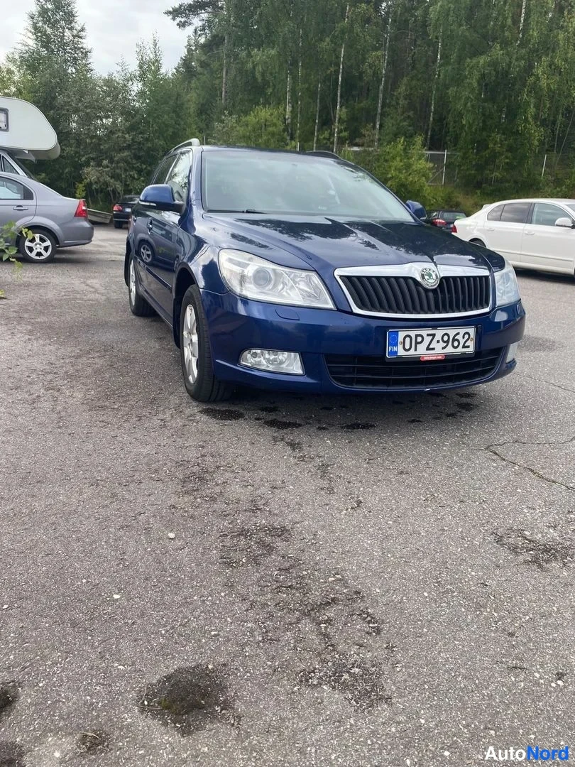 Sininen Skoda Octavia 2010, etuviisto, keula oikealle, kuva 2