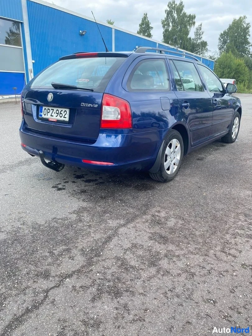 Sininen Skoda Octavia 2010, takaviisto, kuva 6