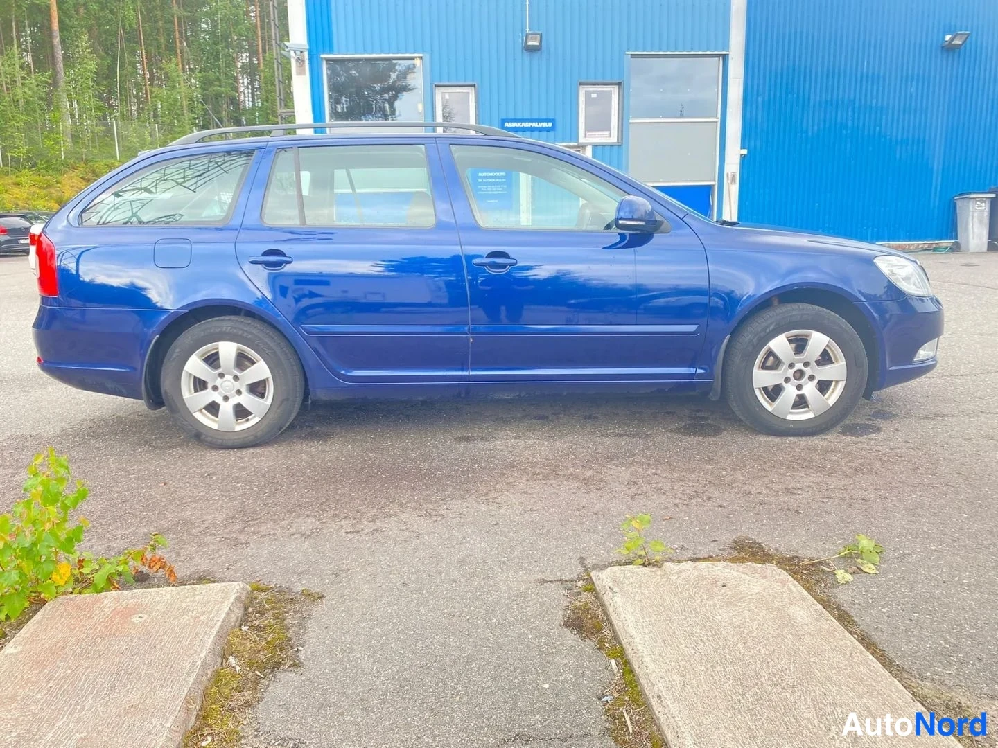 Sininen Skoda Octavia 2010, sivulta, kuva 3