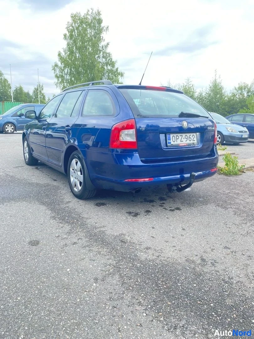 Sininen Skoda Octavia 2010, takaviisto, kuva 5