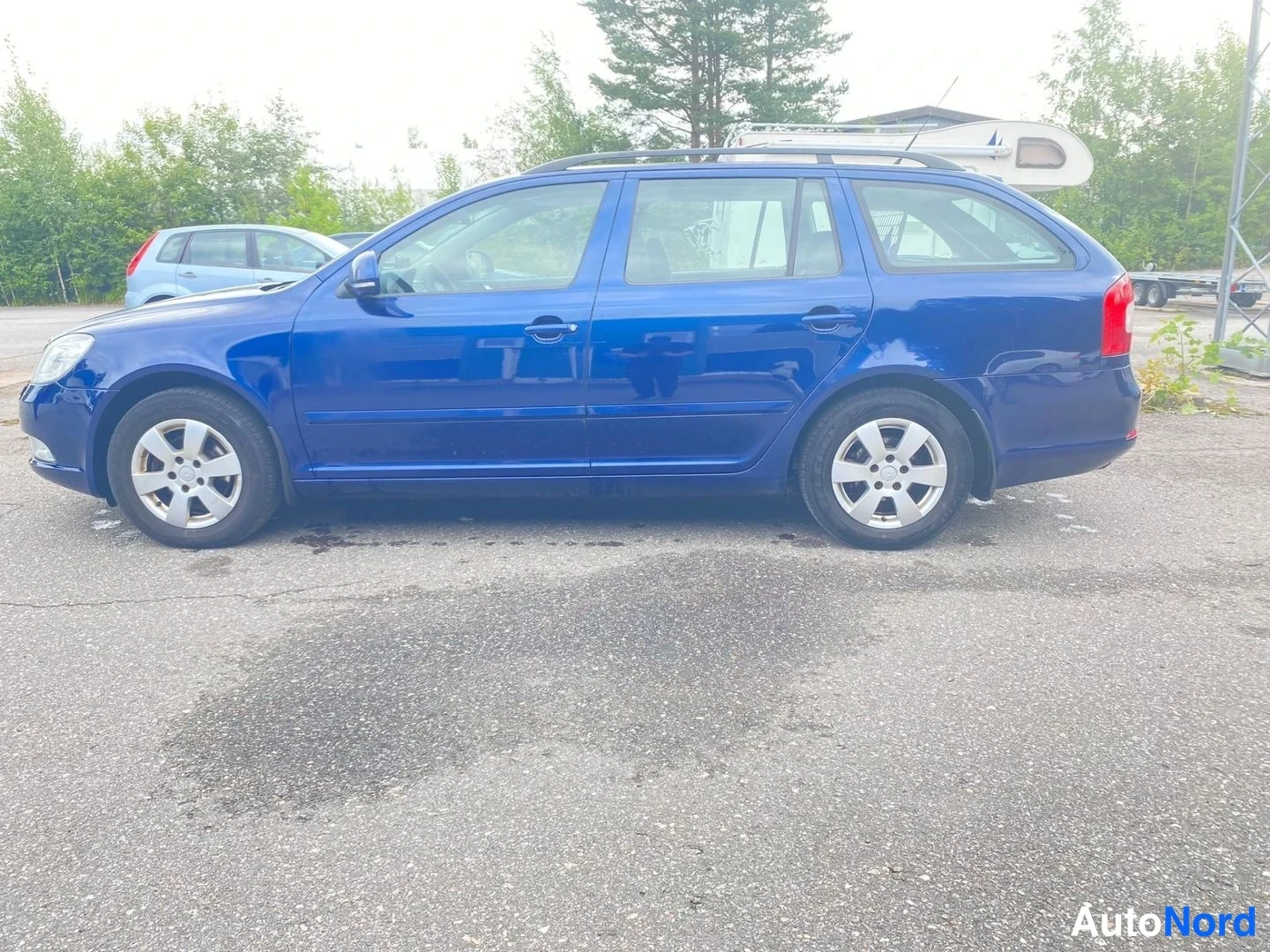 Sininen Skoda Octavia 2010, sivulta, kuva 4