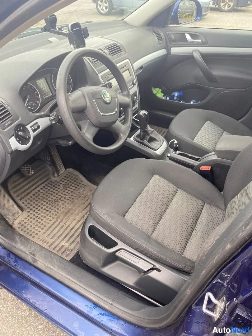 Sininen Skoda Octavia 2010, ohjaamo, kuva 7
