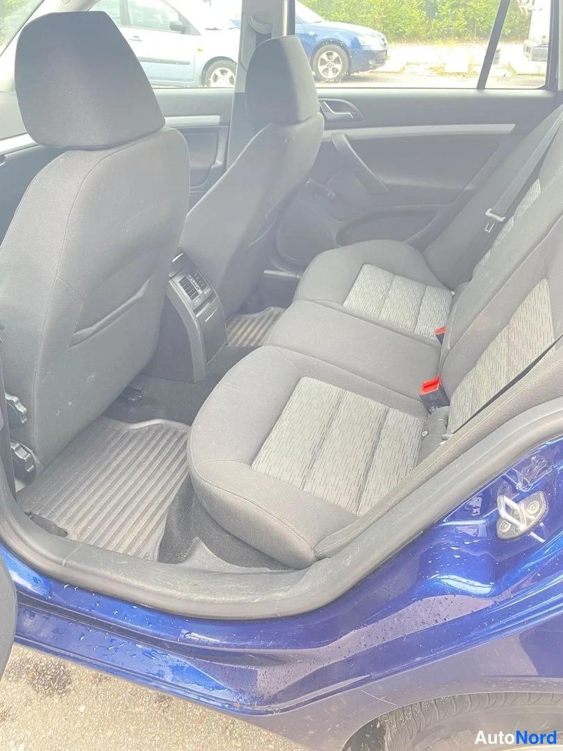 Sininen Skoda Octavia 2010, takaistuimet, kuva 8