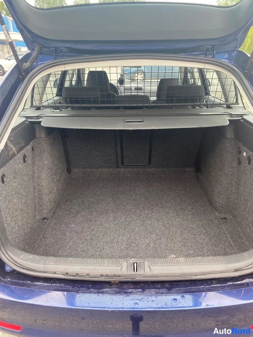 Sininen Skoda Octavia 2010, tavaratila, kuva 9