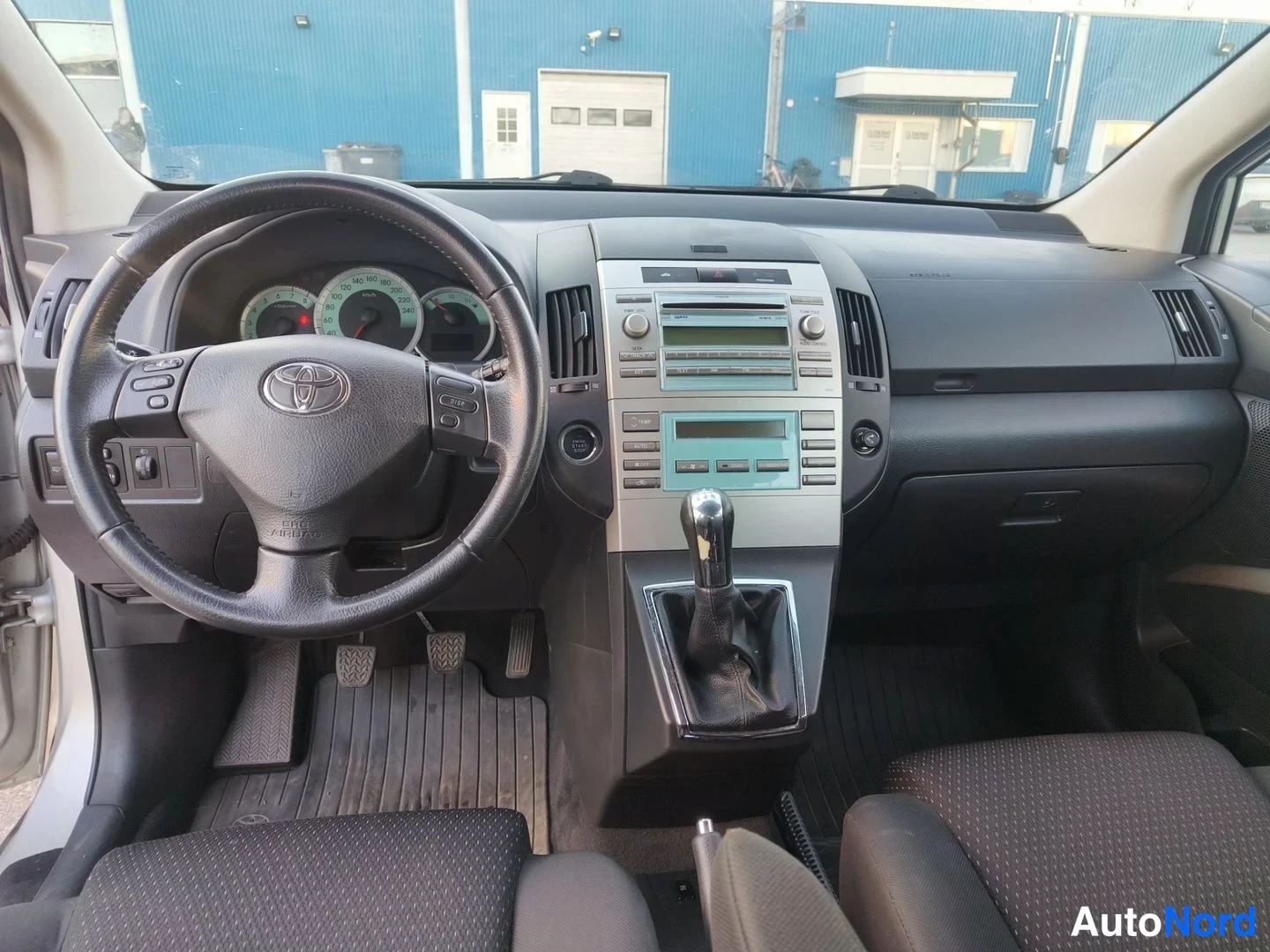 Hopea Toyota Corolla Verso 2007, ohjaamo, kuva 6