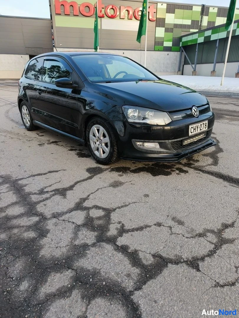 Musta Volkswagen Polo 2011, etuviisto, keula oikealle, kuva 2