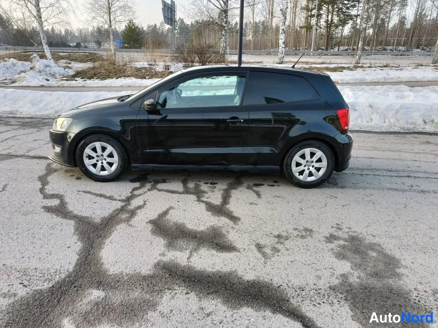 Musta Volkswagen Polo 2011, sivulta, kuva 5