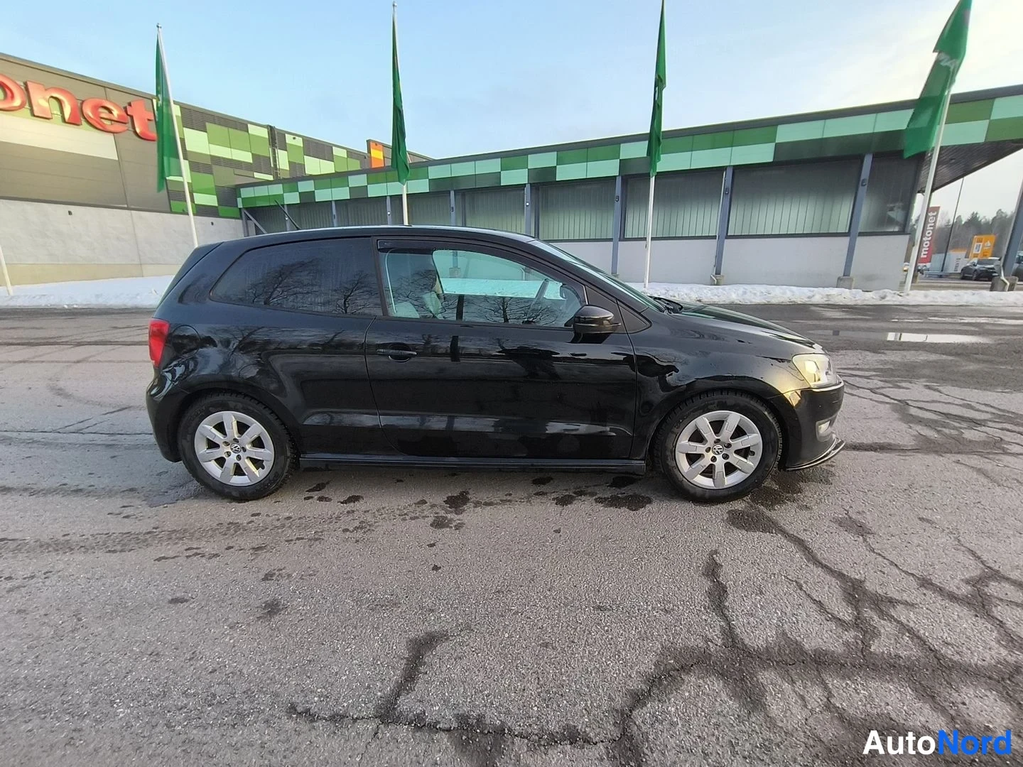 Musta Volkswagen Polo 2011, etuviisto, keula oikealle, kuva 3