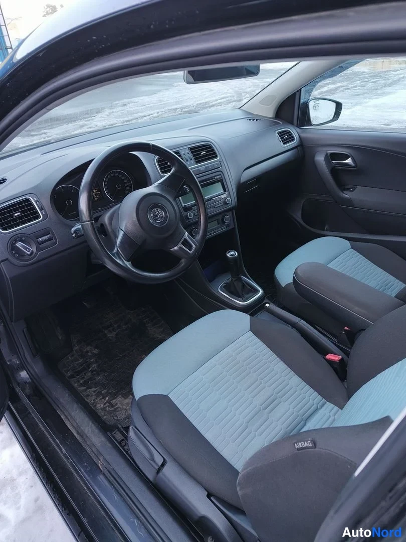 Musta Volkswagen Polo 2011, ohjaamo, kuva 9
