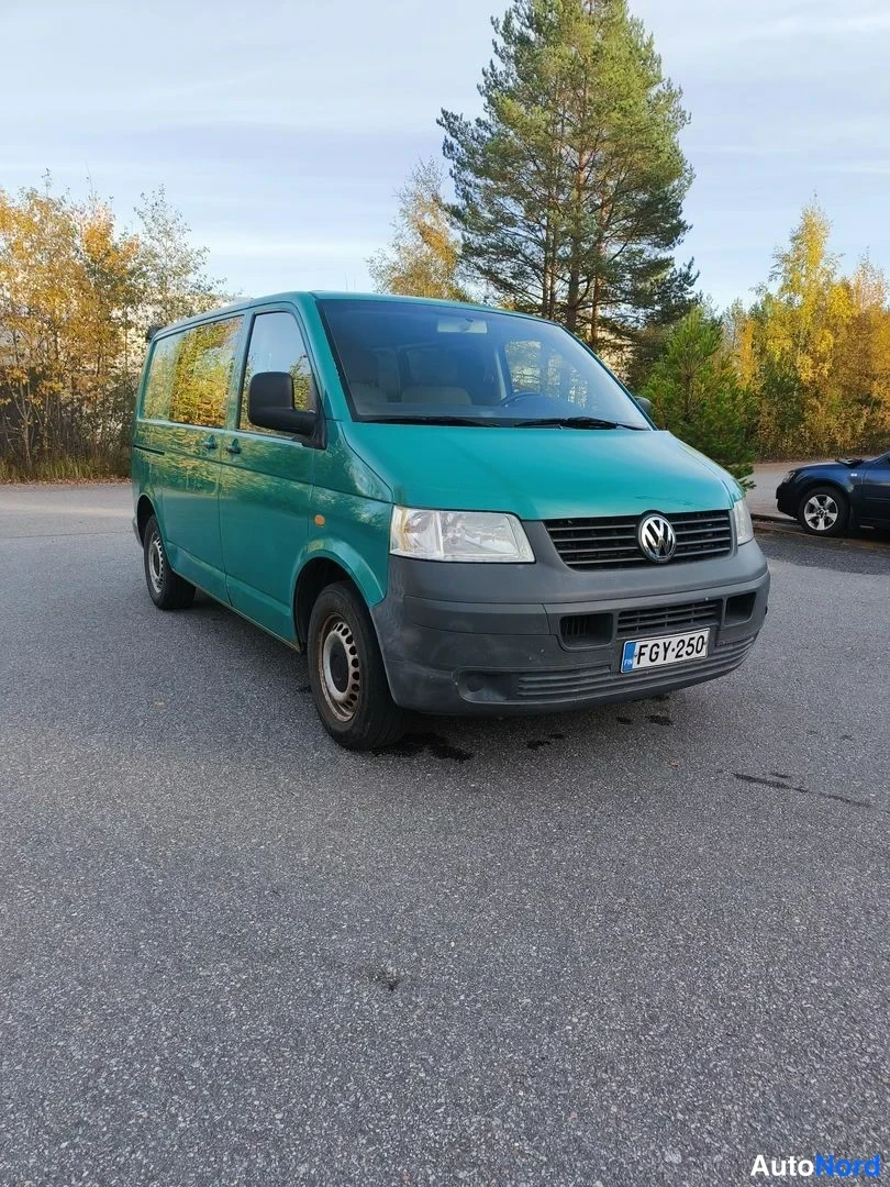 Vihreä Volkswagen Transporter 2005, etuviisto, keula oikealle, kuva 2