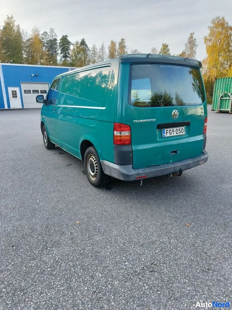 Vihreä Volkswagen Transporter 2005, takaviisto, kuva 5