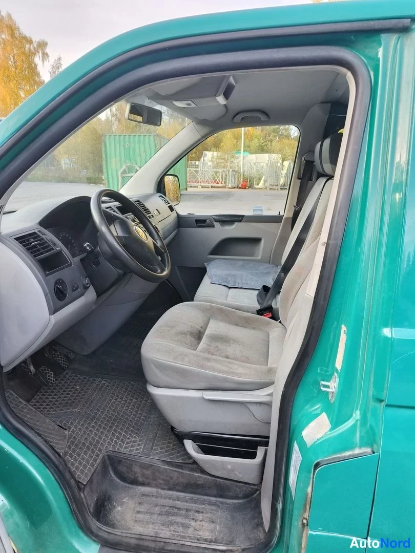 Vihreä Volkswagen Transporter 2005, ohjaamo, kuva 7
