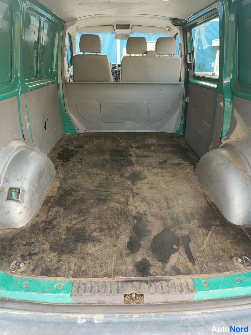 Vihreä Volkswagen Transporter 2005, tavaratila, kuva 8