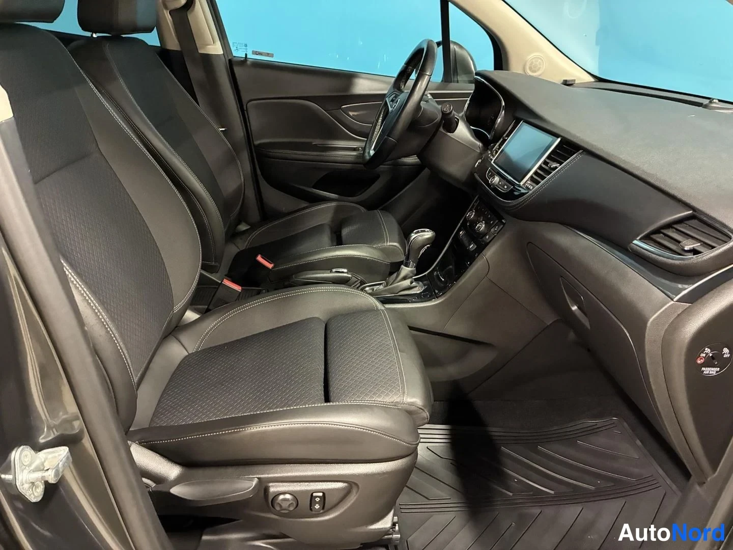 Harmaa Opel Mokka X 2017, etuistuimet, kuva 11