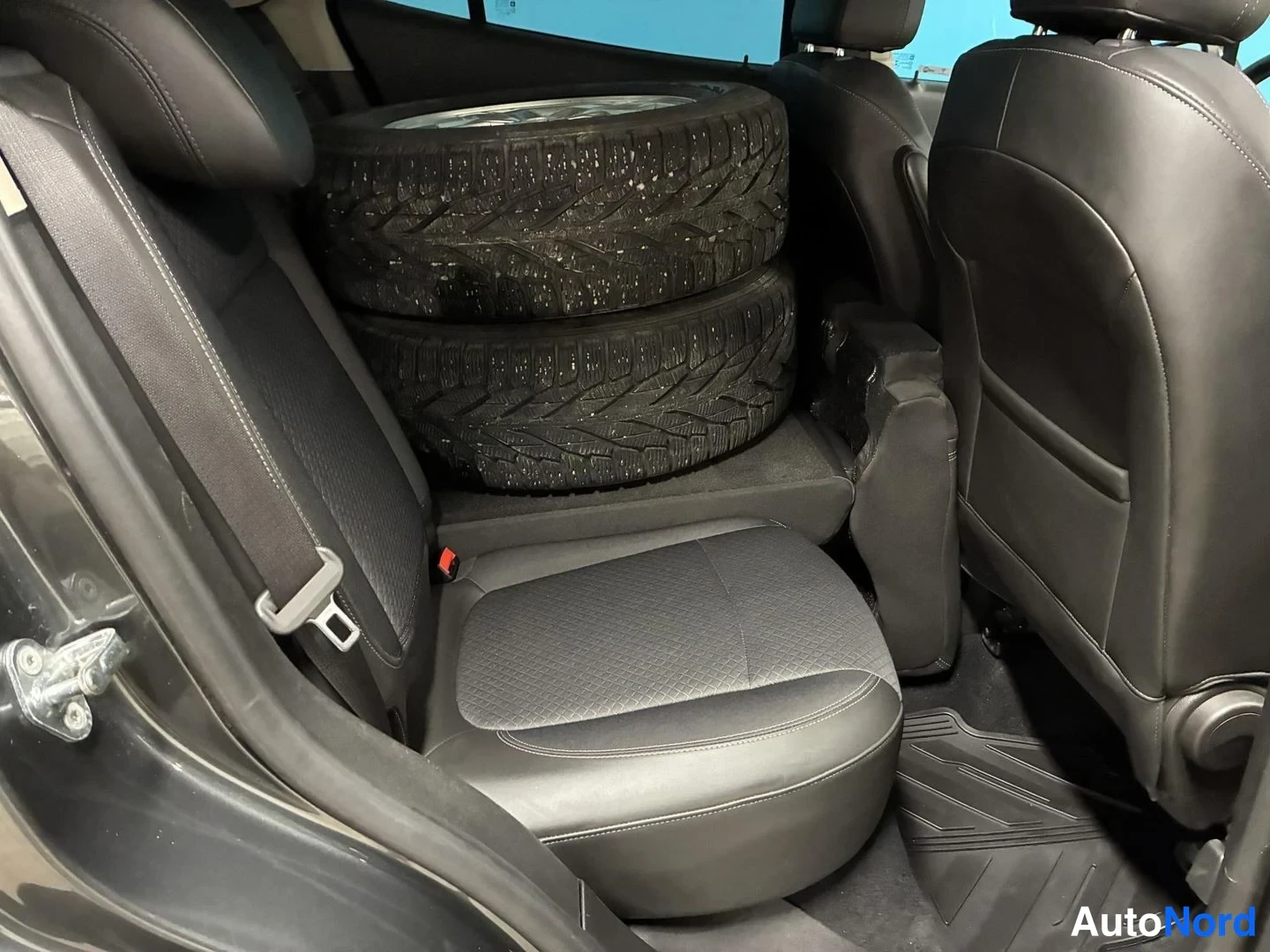 Harmaa Opel Mokka X 2017, takaistuimet, kuva 12