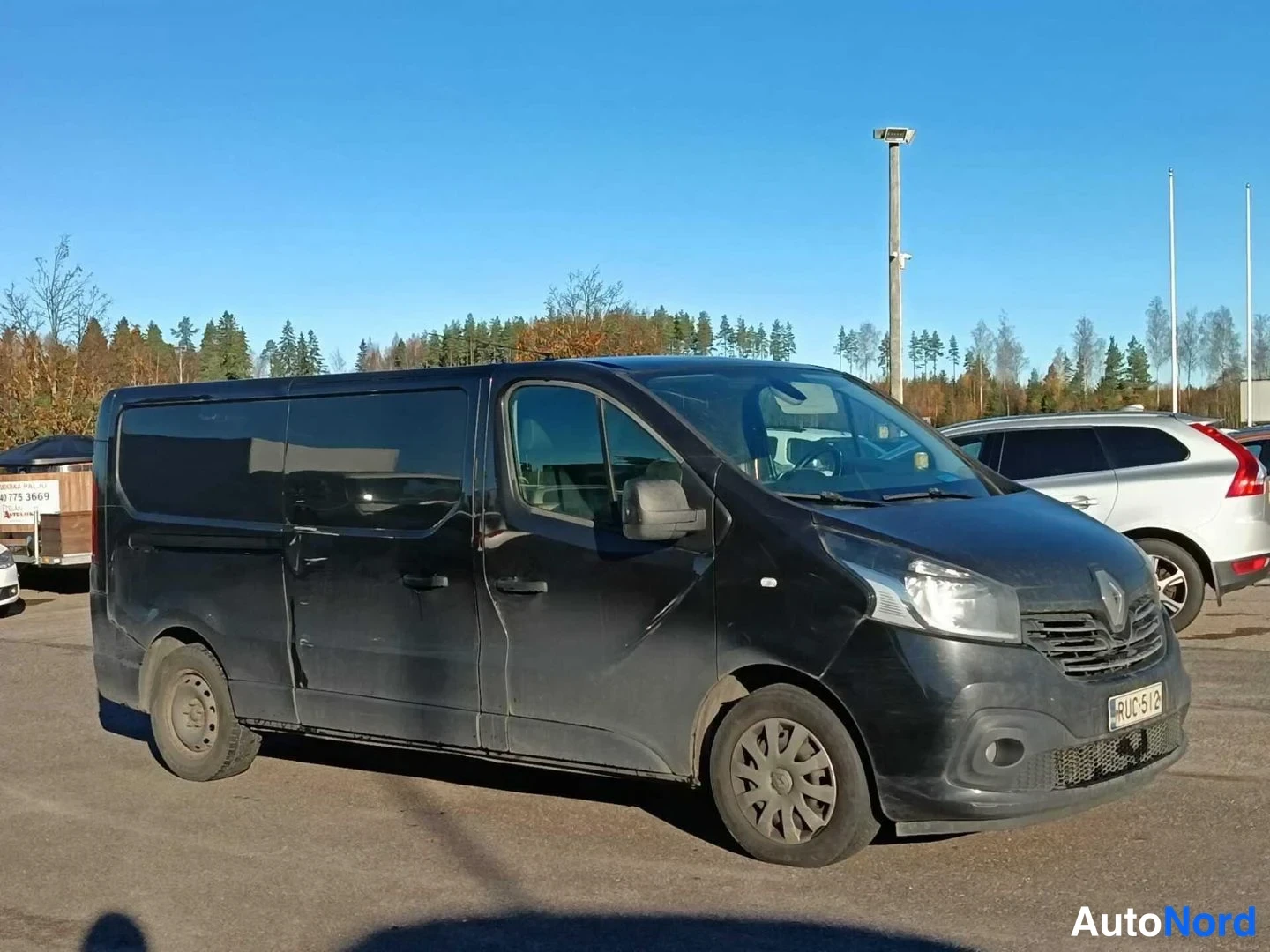 Musta Renault Trafic 2018, etuviisto, keula oikealle, kuva 2